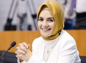 وزيرة الأسرة بحكومة تركيا الجديدة كانت أول نائبة محجبة في البرلمان الأوروبي